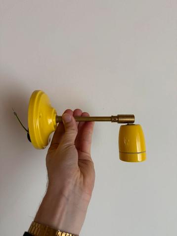 Wandlamp porselein geel messing met knikgewricht beschikbaar voor biedingen