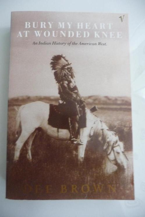 'Bury My Hart At Wounded Knee'  (auteur: Dee Brown), Boeken, Geschiedenis | Wereld, Gelezen, Noord-Amerika, 17e en 18e eeuw, Ophalen of Verzenden