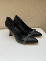 Zwarte pumps met zilveren strik maat 38, Pumps, Zwart, Ophalen of Verzenden, Zo goed als nieuw