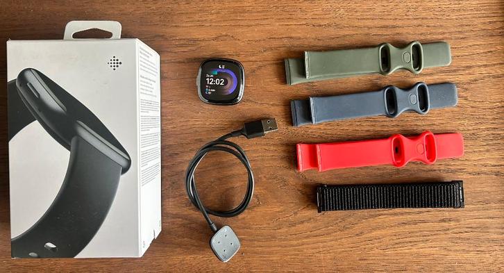 Fitbit versa 4 (41mm), Sieraden, Tassen en Uiterlijk, Smartwatches, Zo goed als nieuw, Android, Zwart, Afstand, Calorieverbanding