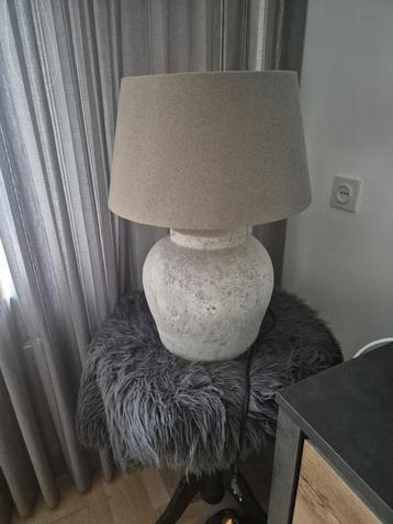 Grote kruiklamp met tafeltje  beschikbaar voor biedingen