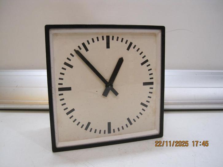 stationsklok 14,5/14,5 cm werking onbekend (364), Huis en Inrichting, Woonaccessoires | Klokken, Gebruikt, Overige typen, Analoog