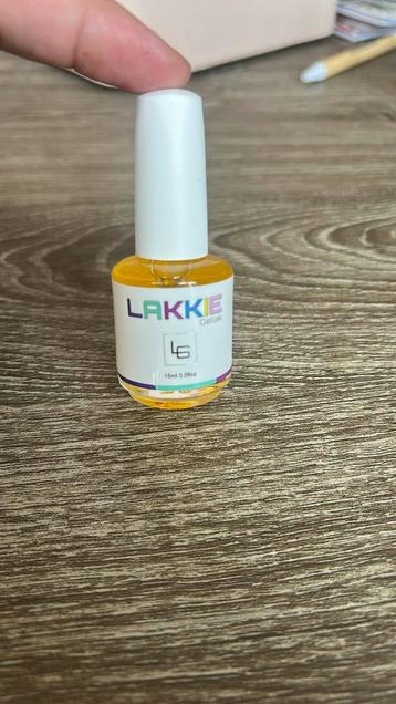 Lakkie nagelriem olie almond beschikbaar voor biedingen