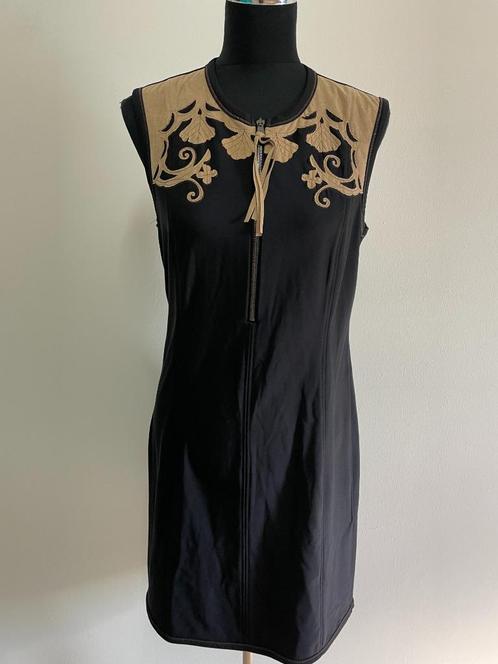 J49 - Zwarte Marc Cain jurk met bruine details mt 4 is 40 (1, Kleding | Dames, Jurken, Zo goed als nieuw, Maat 38/40 (M), Zwart