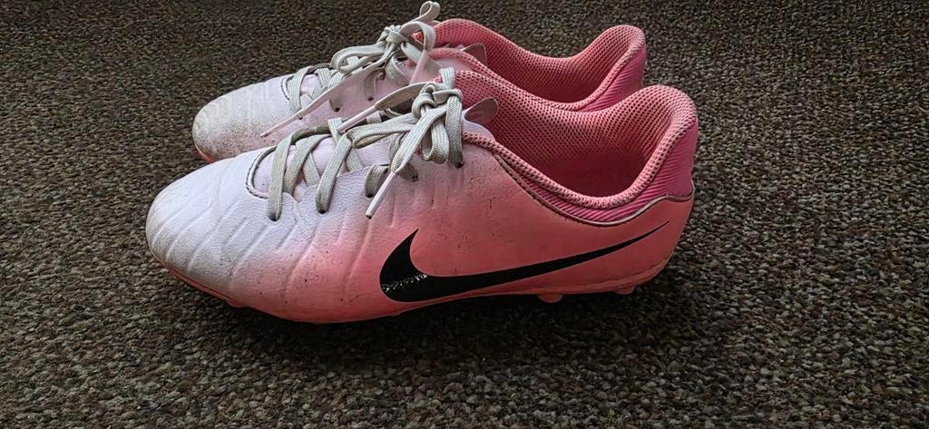 Voetbalschoenen Nike roze - Maat 36.5, Sport en Fitness, Voetbal, Ophalen of Verzenden