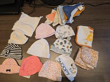 Driehoekslabbetjes en babymutsjes  beschikbaar voor biedingen