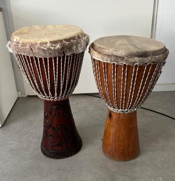 Twee djembés uit Senegal incl. draagzakken beschikbaar voor biedingen