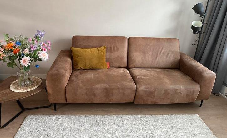 Bank Nyborg, Microleder cognac met relaxfunctie (elektrisch), Huis en Inrichting, Banken | Bankstellen, Zo goed als nieuw, Rechte bank