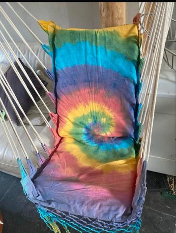 Hangstoel met kleurrijk kussen beschikbaar voor biedingen