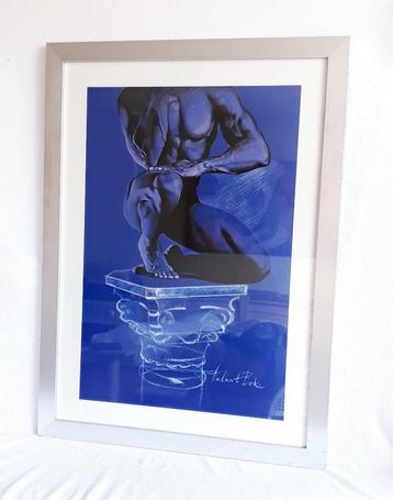 Poster intens blauw -knielend mannenlichaam- torso -in lijst beschikbaar voor biedingen