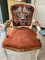 Restyle Fauteuiltje met Leeuwenprint, Huis en Inrichting, Stoelen, Ophalen, Bruin, Restyle brocant safari leeuw, Zo goed als nieuw
