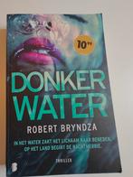 Robert Bryndza - Donker water, Ophalen of Verzenden, Zo goed als nieuw, Robert Bryndza