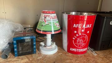 Ajax prullenbak en lamp en een wekker 