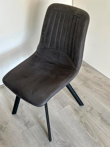 Eetkamerstoelen beschikbaar voor biedingen