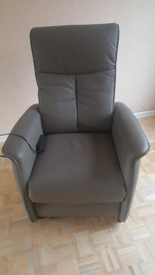 Fauteuil met relax Domano elektrisch sta-op taupe grijs, Huis en Inrichting, Fauteuils, Zo goed als nieuw, Kunststof, Metaal, Overige materialen
