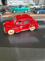 Renault  4 CV.  KLEUR ROOD, Hobby en Vrije tijd, Modelauto's | 1:18, Ophalen of Verzenden, Zo goed als nieuw, Solido