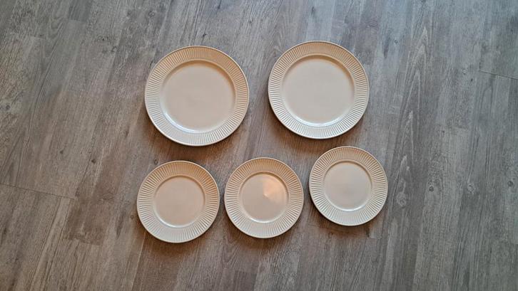 IKEA ARV Servies - 5 ronde Borden, Huis en Inrichting, Keuken | Servies, Zo goed als nieuw, Bord(en), Effen, Aardewerk, Ophalen of Verzenden