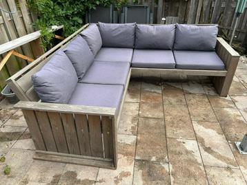 Houten lounge bank beschikbaar voor biedingen