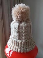 M Leuke muts beige met pompon grof gebreid kabel lekker warm, Maat 38/40 (M), Pinuk, Ophalen of Verzenden, Zo goed als nieuw