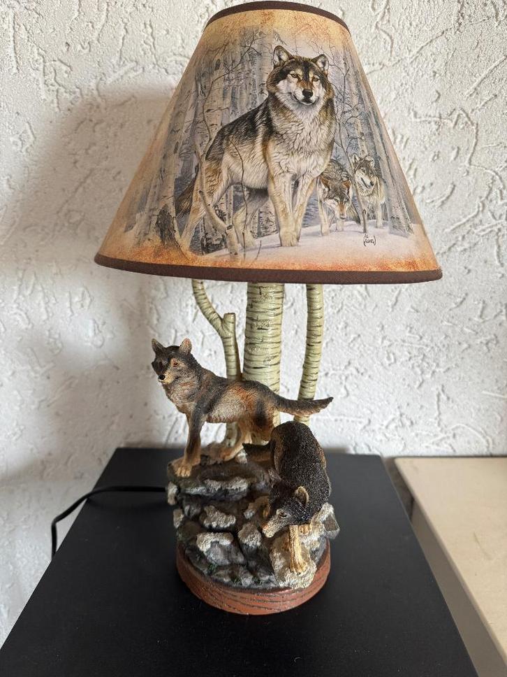 Tafellamp met wolf figuren., Huis en Inrichting, Lampen | Tafellampen, Zo goed als nieuw, Minder dan 50 cm, Kunststof, Overige materialen
