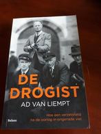 De drogist hoe een verzetsheld na de oorlog in ongenade viel, Boeken, Ophalen of Verzenden, Tweede Wereldoorlog, Gelezen, Overige onderwerpen