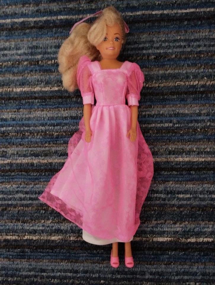 Barbie pop met roze witte jurk en schoenen, Verzamelen, Poppen, Zo goed als nieuw, Pop, Ophalen of Verzenden