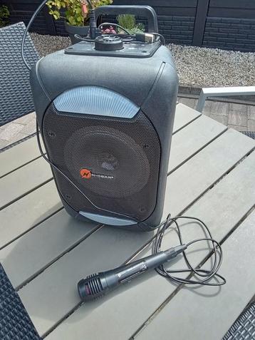 Draagbare bluetooth karaoke speaker met mediaplayer. beschikbaar voor biedingen