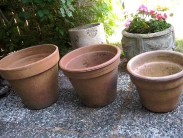 3 GROTE TERRACOTTA BLOEMPOTTEN  beschikbaar voor biedingen