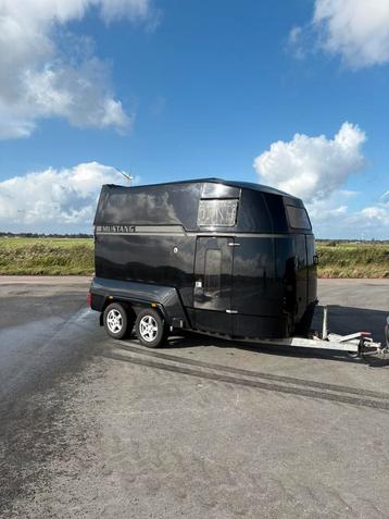 Zwarte Mustang paardentrailer beschikbaar voor biedingen
