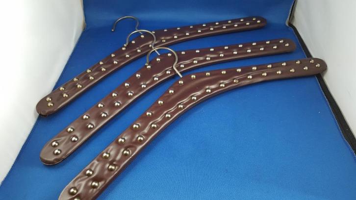 3 vintage leren kleerhangers, jaren 60, bruin, nagels. 5B11, Verzamelen, Retro, Huis en Inrichting, Ophalen of Verzenden