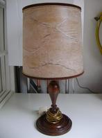 Tafellamp op eikenhouten voet perkament kap, Hout, Gebruikt, Ophalen of Verzenden, 50 tot 75 cm