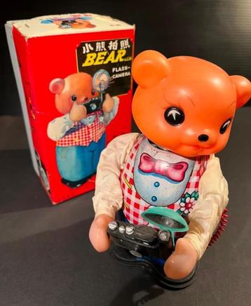 Blikken opwindbeer met flitsend fototoestel beschikbaar voor biedingen