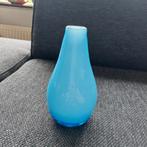 Blauw glazen vaasje, Huis en Inrichting, Woonaccessoires | Vazen, Blauw, Ophalen of Verzenden, Minder dan 50 cm, Glas