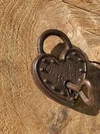 GIETIJZEREN SLEUTEL HANGSLOT HART MET TEKST NIEUW, Antiek en Kunst, Ophalen of Verzenden