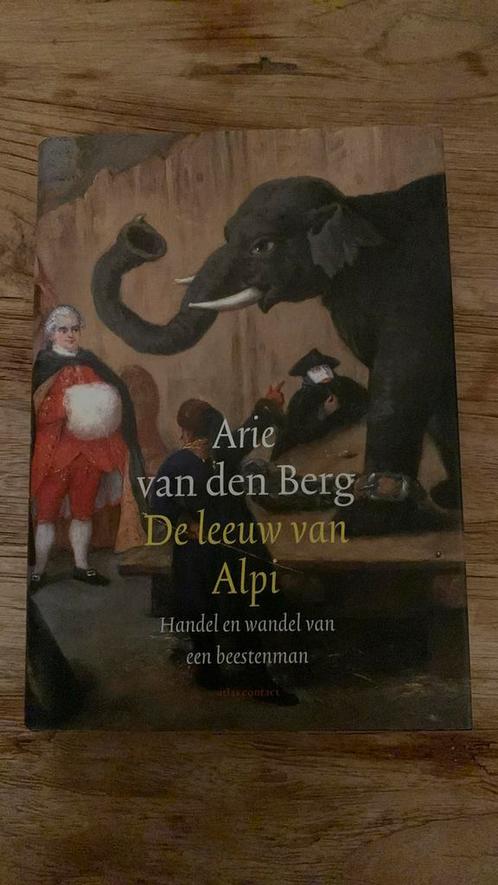 Arie van den Berg - De leeuw van Alpi, Boeken, Overige Boeken, Zo goed als nieuw, Ophalen of Verzenden