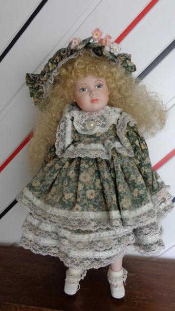 Vintage porseleinen pop met blond krullend haar beschikbaar voor biedingen