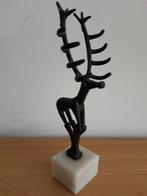 Hettitisch hert, sculptuur op marmer voetstuk, vintage, Antiek en Kunst, Kunst | Beelden en Houtsnijwerken, Ophalen of Verzenden