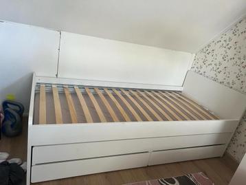 Bed met onderbed en opberger beschikbaar voor biedingen