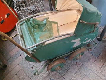 Antieke poppenwagen/kinderwagen beschikbaar voor biedingen