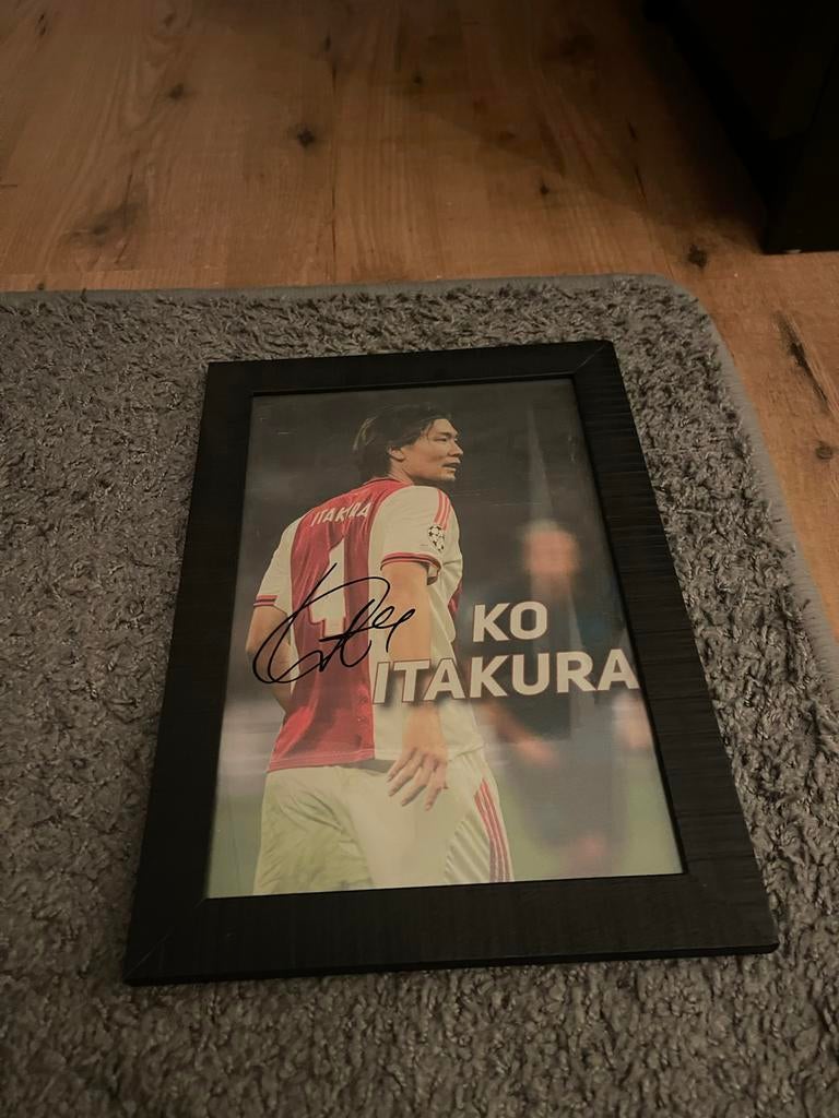 Itakura gesigneerde foto met certificaat - Ajax, Verzamelen, Sportartikelen en Voetbal, Zo goed als nieuw, Poster, Plaatje of Sticker