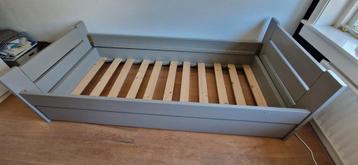 Eikenhouten bed met uitschuifbaar logeerbed
