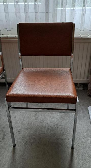 2 eetkamer stoelen beschikbaar voor biedingen