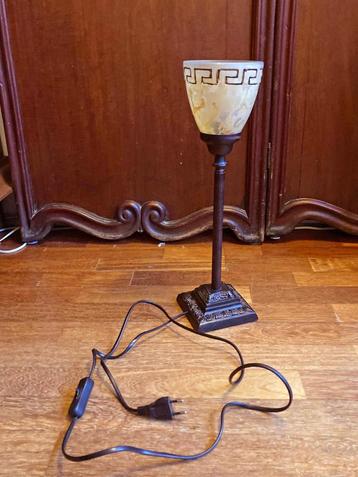 Schemerlamp H: 44 cm, glazen kap met ‘Griekse’ rand beschikbaar voor biedingen