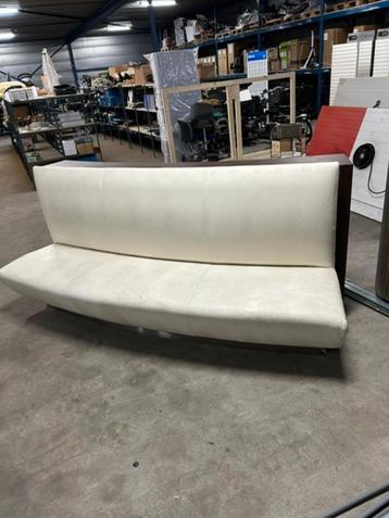 design bank (kast achter)+ 4 winkelkasten met glazen planke beschikbaar voor biedingen