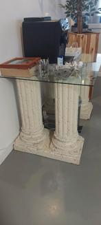 Tafel met zuilen en glasplaat., Huis en Inrichting, Tafels | Bijzettafels, Overige materialen, Ophalen of Verzenden, Zo goed als nieuw