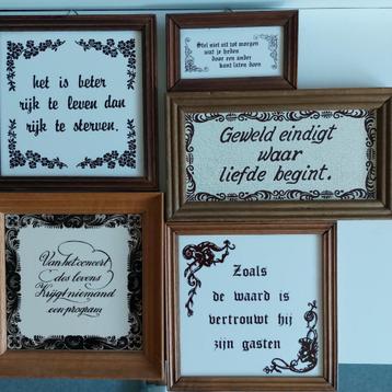 Spreuktegels met houten rand beschikbaar voor biedingen