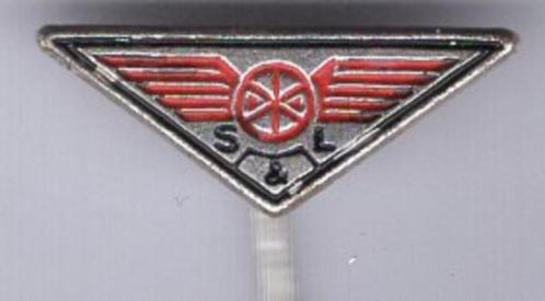 S & L WING zilverkleurig speldje ( D_478 ), Verzamelen, Speldjes, Pins en Buttons, Zo goed als nieuw, Speldje of Pin, Transport