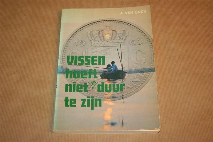 Vissen hoeft niet duur te zijn - A. van Onck, Boeken, Sportboeken, Gelezen, Watersport en Hengelsport, Ophalen of Verzenden