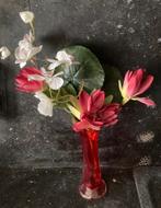 Rood vintage vaasje, Huis en Inrichting, Woonaccessoires | Vazen, Ophalen of Verzenden, Minder dan 50 cm, Rood, Glas