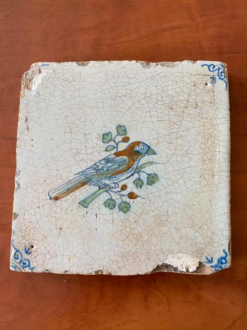 Oude tegel met vogel, 17e eeuw, Antiek en Kunst, Antiek | Wandborden en Tegels, Ophalen of Verzenden